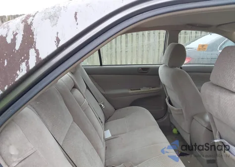 2004 Toyota Camry Le z USA, uszkodzony, nr VIN 4T1BE32K74U893868